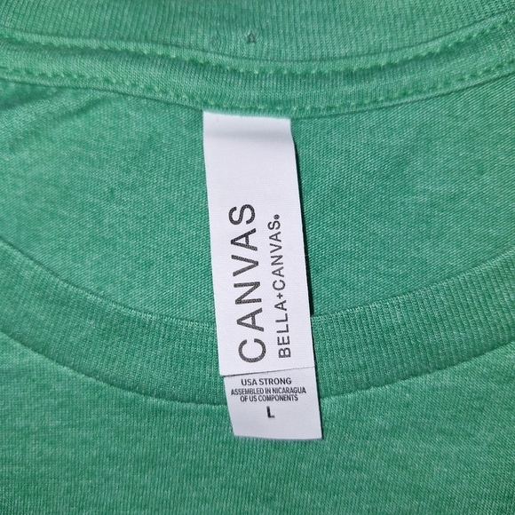 A Canvas short sleeve t-shirt "Feelin' Willie Lucky" t-shirt in a men's large. - Picture 3 of 5